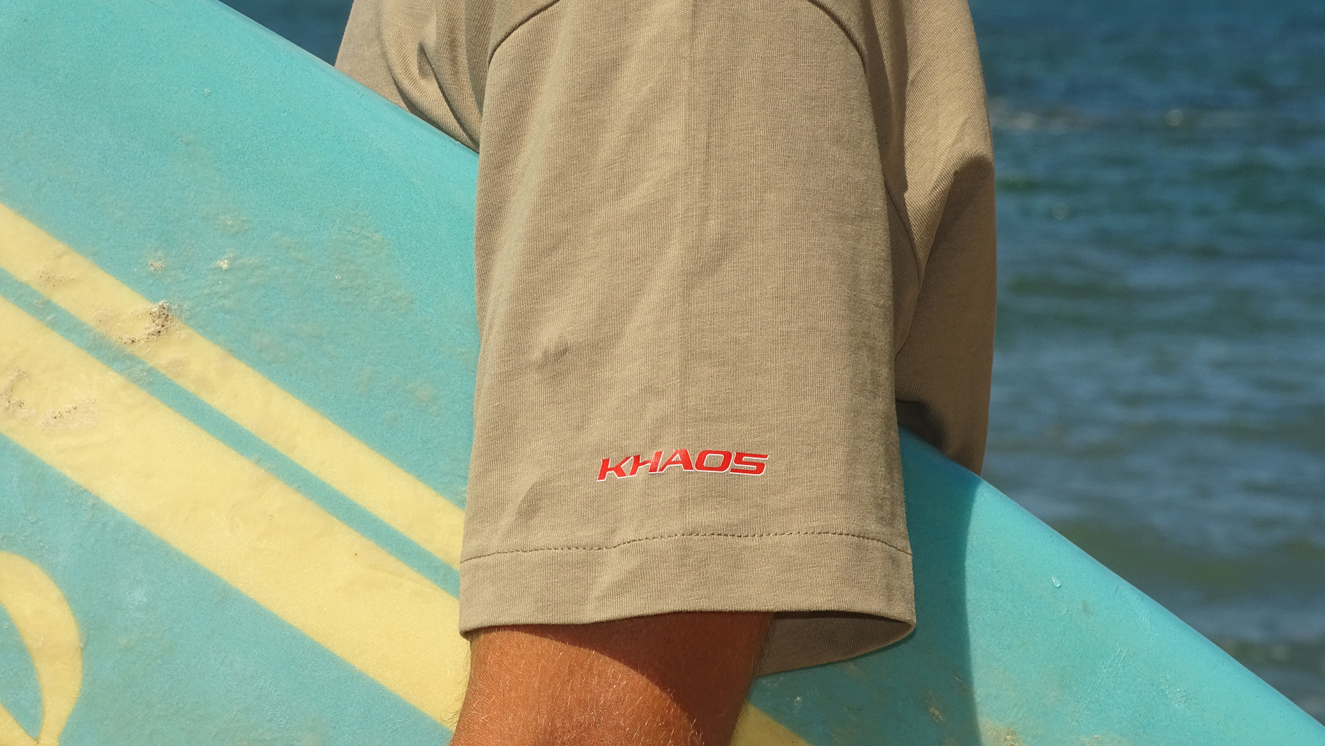 Pormenor do logo KHAOS vermelho na t-shirt